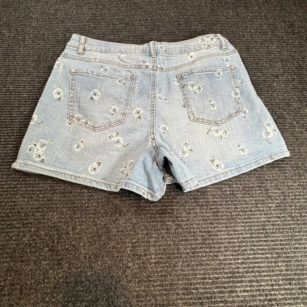 Catherines Est 1946 Denim Floral Rose Print Jean Shorts Light Wash Blue W 16 - Picture 2 of 4